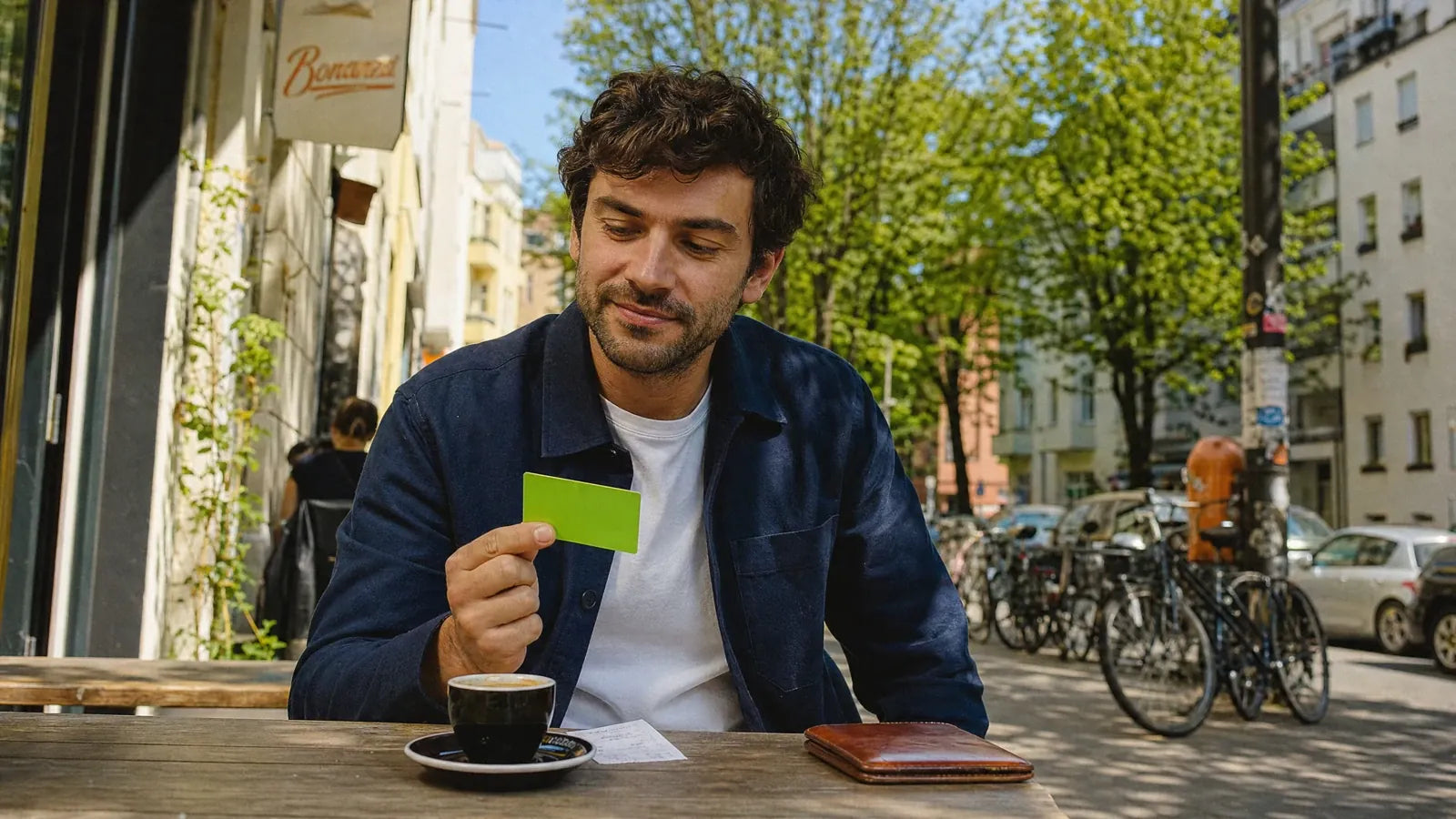 Orvik Tracker-Karte und Geldbörse nebeneinander in der Hand